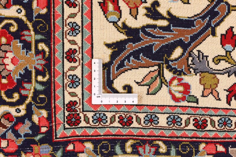 Qom Persian Rug 135 × 219 cm, Wool and Silk, hand-knotted — view 9 Qom Persian Rug 135 × 219 cm, Wool and Silk, hand-knotted — view 9