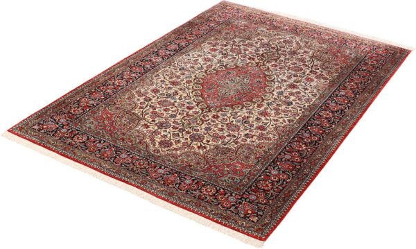 Qom Persian Rug 136 × 204 cm, Silk, hand-knotted — view 3