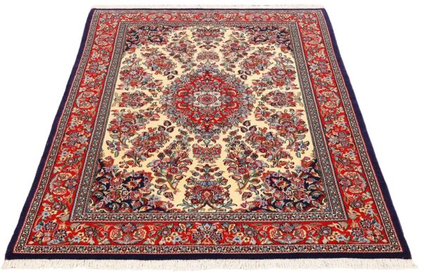 Qom Persian Rug 140 × 207 cm, Wool and Silk, hand-knotted — view 2 Qom Persian Rug 140 × 207 cm, Wool and Silk, hand-knotted — view 2