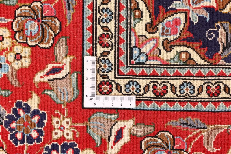 Qom Persian Rug 140 × 207 cm, Wool and Silk, hand-knotted — view 9 Qom Persian Rug 140 × 207 cm, Wool and Silk, hand-knotted — view 9