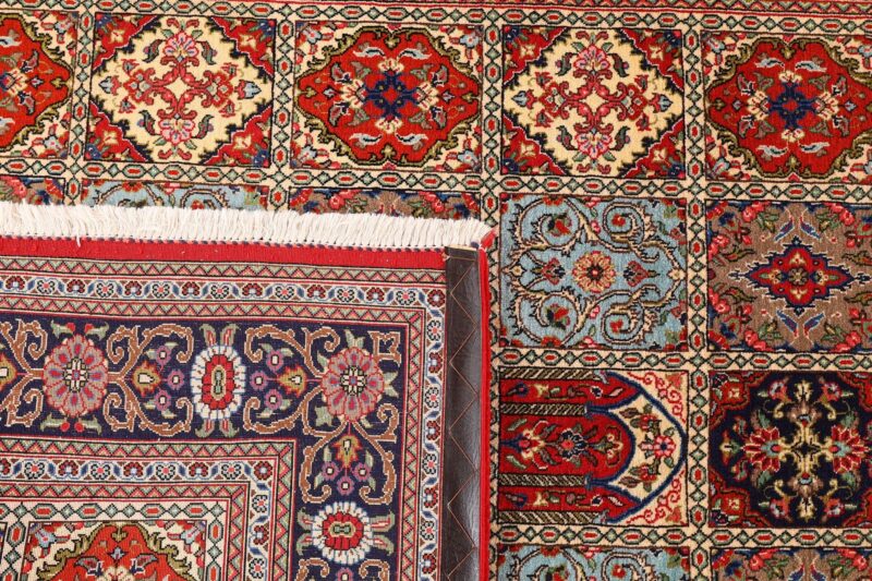 Qom Persian Rug 148 × 201 cm, Wool and Silk, hand-knotted — view 7 Qom Persian Rug 148 × 201 cm, Wool and Silk, hand-knotted — view 7