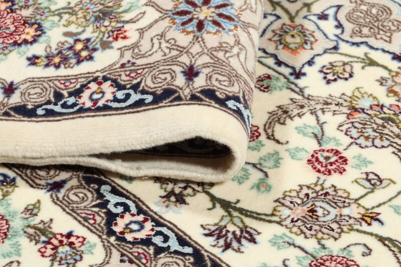 Isfahan Persian Rug 113 × 173 cm, Wool and Silk, hand-knotted — view 9