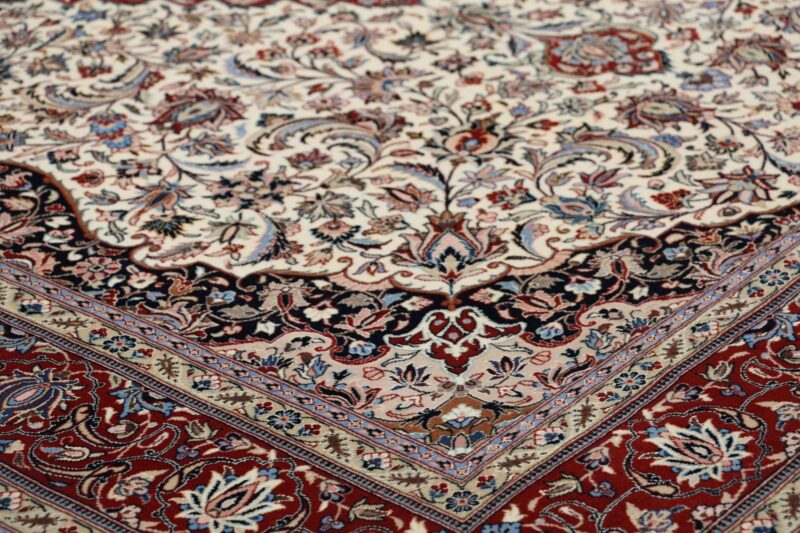 Isfahan Persian Rug 172 × 247 cm, Wool and Silk, hand-knotted — view 5