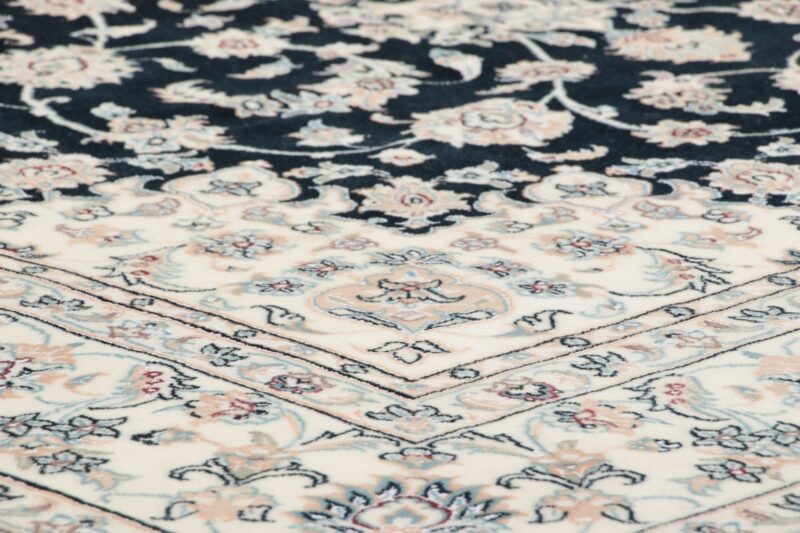Isfahan Persian Rug 305 × 200 cm, wool & silk, hand-knotted — view 4 Isfahan Persian Rug 305 × 200 cm, wool & silk, hand-knotted — view 4