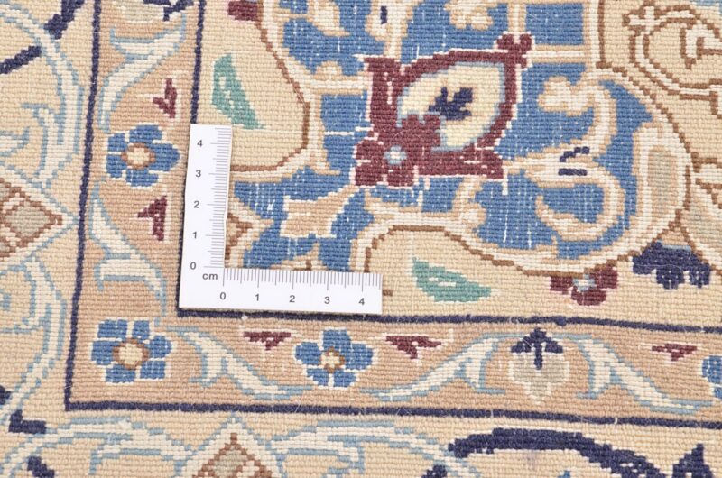 Nain Persian Rug 121 × 214 cm, Wool and Silk, hand-knotted — view 4 Nain Persian Rug 121 × 214 cm, Wool and Silk, hand-knotted — view 4
