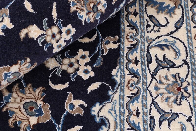 Nain Persian Rug 146 × 199 cm, Wool and Silk, hand-knotted — view 7 Nain Persian Rug 146 × 199 cm, Wool and Silk, hand-knotted — view 7