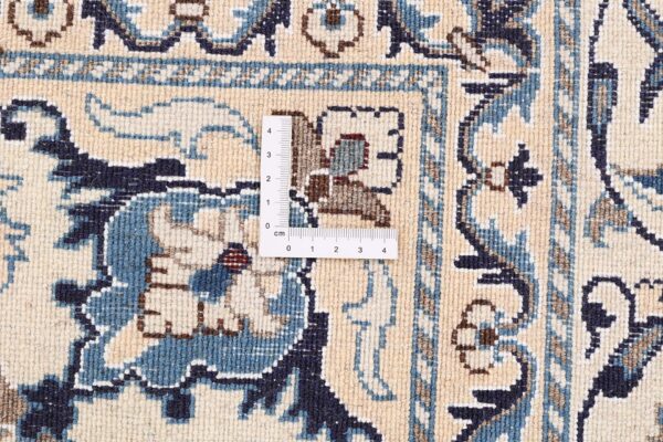 Nain Persian Rug 146 × 199 cm, Wool and Silk, hand-knotted — view 8 Nain Persian Rug 146 × 199 cm, Wool and Silk, hand-knotted — view 8