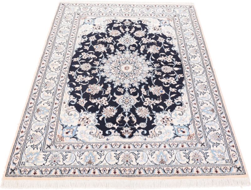 Nain Persian Rug 147 × 208 cm, Wool and Silk, hand-knotted — view 3