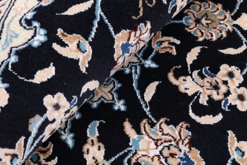 Nain Persian Rug 147 × 208 cm, Wool and Silk, hand-knotted — view 8