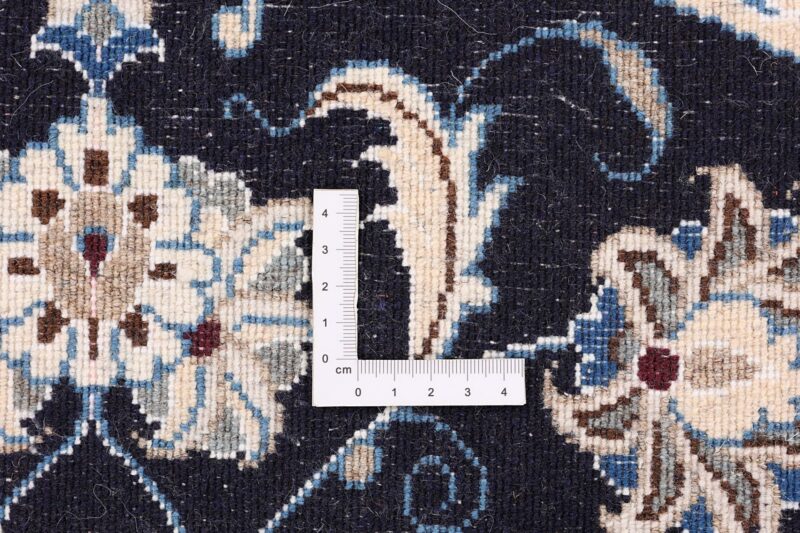 Nain Persian Rug 150 × 150 cm, Wool and Silk, hand-knotted — view 8