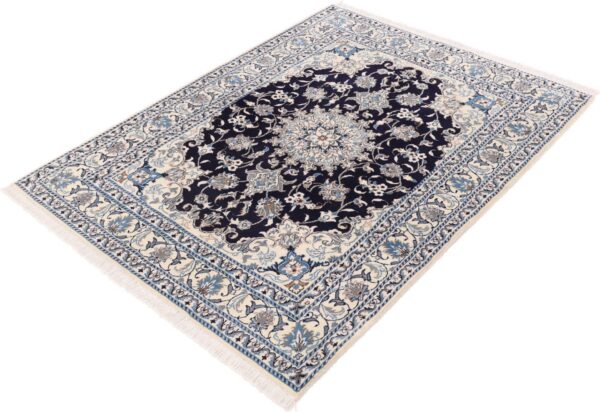 Nain Persian Rug 153 × 204 cm, Wool and Silk, hand-knotted — view 4 Nain Persian Rug 153 × 204 cm, Wool and Silk, hand-knotted — view 4