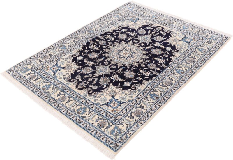Nain Persian Rug 153 × 204 cm, Wool and Silk, hand-knotted — view 4 Nain Persian Rug 153 × 204 cm, Wool and Silk, hand-knotted — view 4