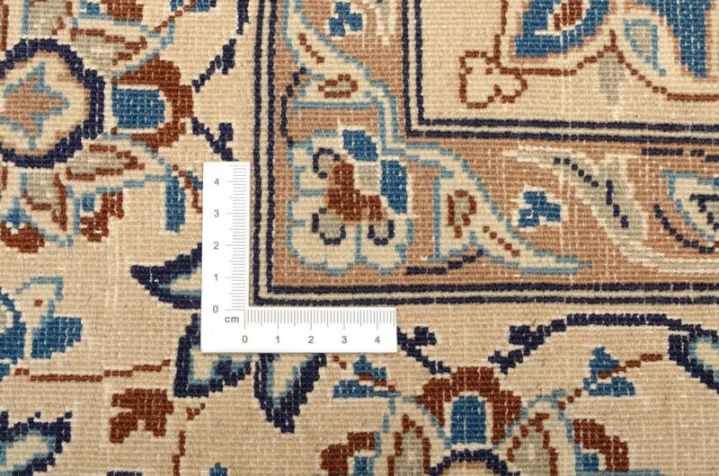 Nain Persian Rug 157 × 247 cm, Wool and Silk, hand-knotted — view 3 Nain Persian Rug 157 × 247 cm, Wool and Silk, hand-knotted — view 3