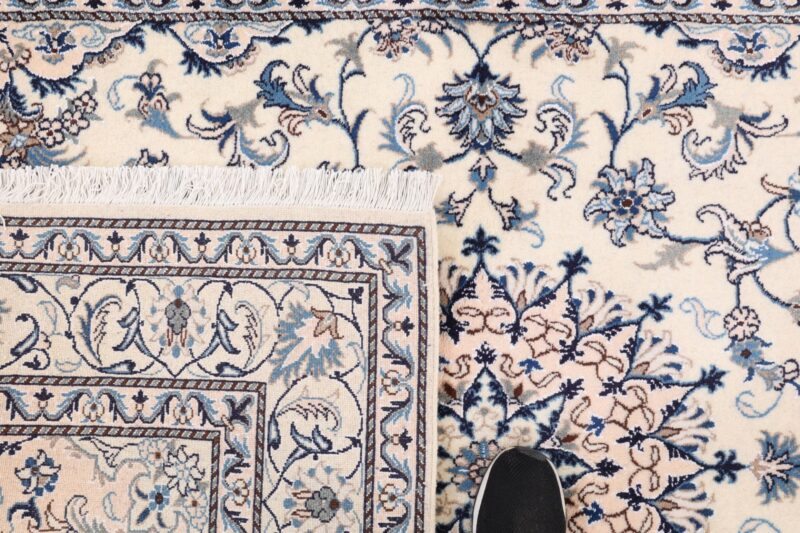 Nain Persian Rug 170 × 245 cm, Wool and Silk, hand-knotted — view 7