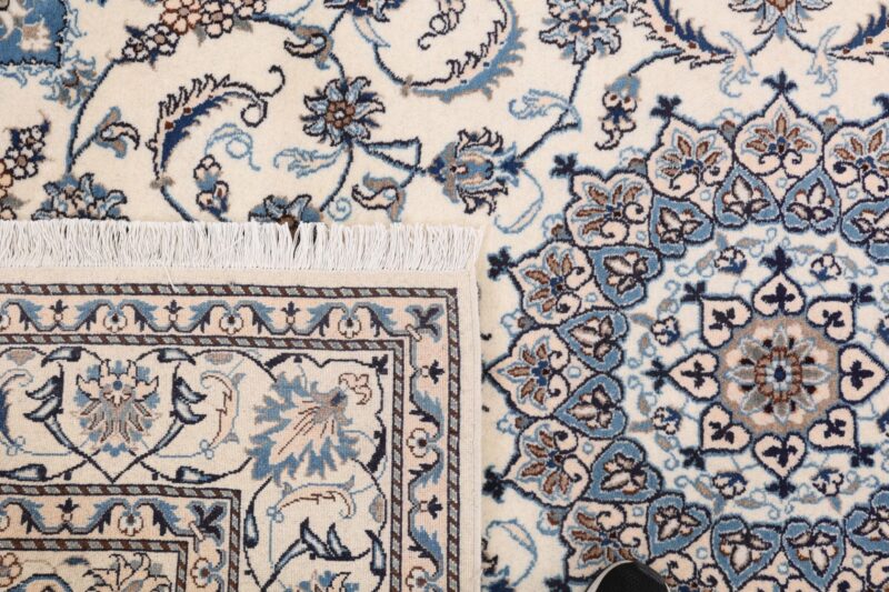 Nain Persian Rug 200 × 293 cm, Wool and Silk, hand-knotted — view 7 Nain Persian Rug 200 × 293 cm, Wool and Silk, hand-knotted — view 7