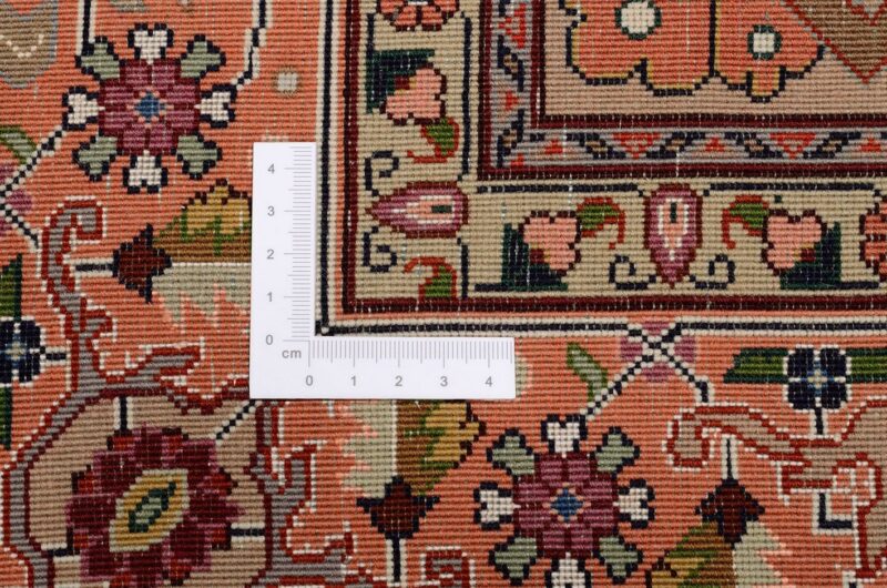 Tabriz Persian Rug 102 × 160 cm, Wool and Silk, hand-knotted — view 3