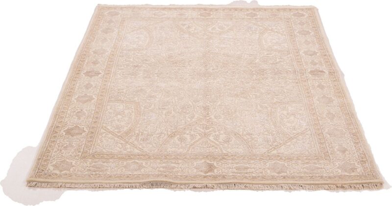 Tabriz Persian Rug 152 × 207 cm, Wool and Silk, hand-knotted — view 2 Tabriz Persian Rug 152 × 207 cm, Wool and Silk, hand-knotted — view 2
